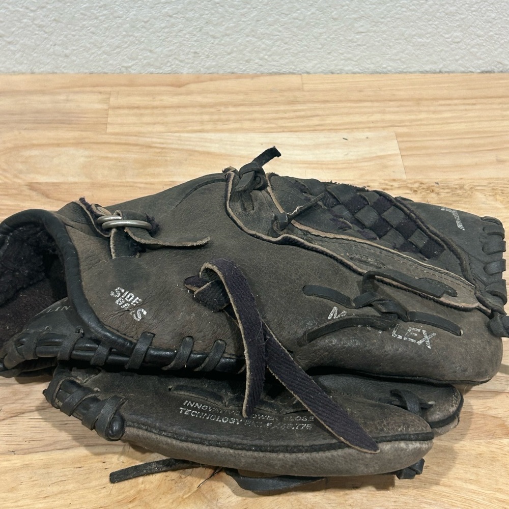 Mizuno 1/2 Fielders Gloves 10.75” power close